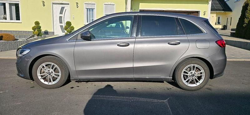 Gebraucht Mercedes B160 109 PS (80 kW) 2019 Grau Van / Kleinbus