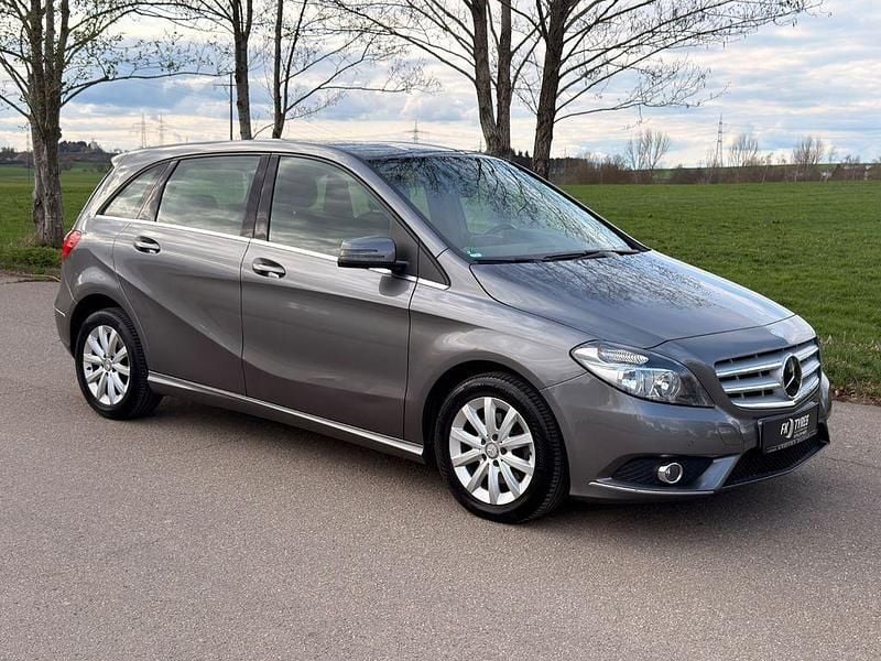Gebraucht Mercedes B200 156 PS (114 kW) 2014 Grau Van / Kleinbus