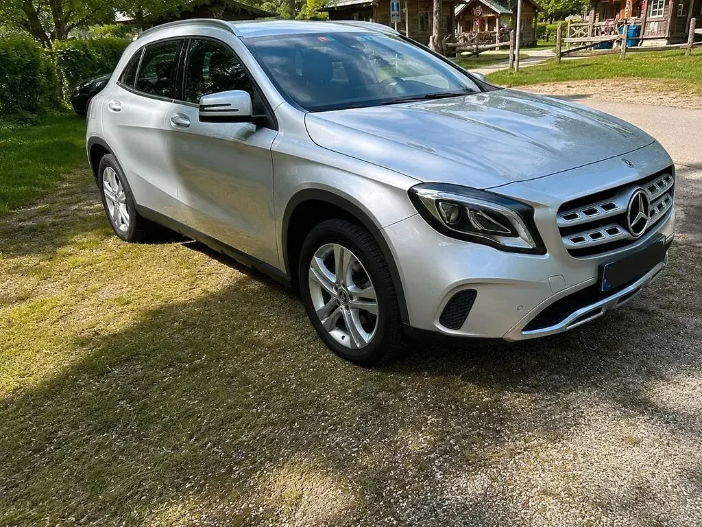 Usata Mercedes GLA200 156 CV (114 kW) 2020 Argento SUV