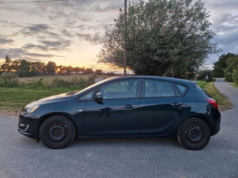 Gebraucht Opel Astra Edition 140 PS (102 kW) 2014 Limousine