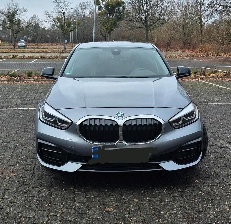 Grau Gebraucht 2022 BMW 118 Sport Line Kleinwagen | 18.950 € (Superpreis) - Bild 1/4