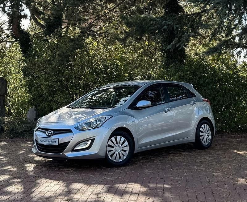 Silber Gebraucht 2014 Hyundai i30 Edition Limousine | 7.499 € (Guter Preis) - Bild 1/4