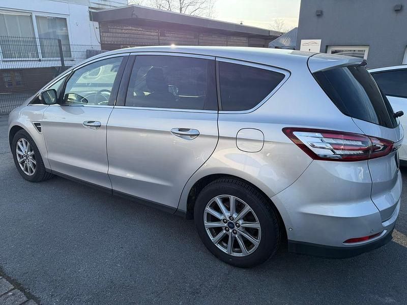 Gebraucht Ford S-MAX Titanium 179 PS (131 kW) 2017 Silber Van / Kleinbus