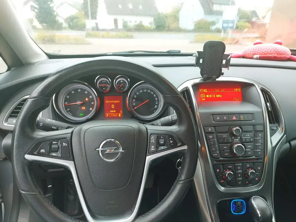 Gebraucht Opel Astra 116 PS (85 kW) 2011 Silber Kleinwagen
