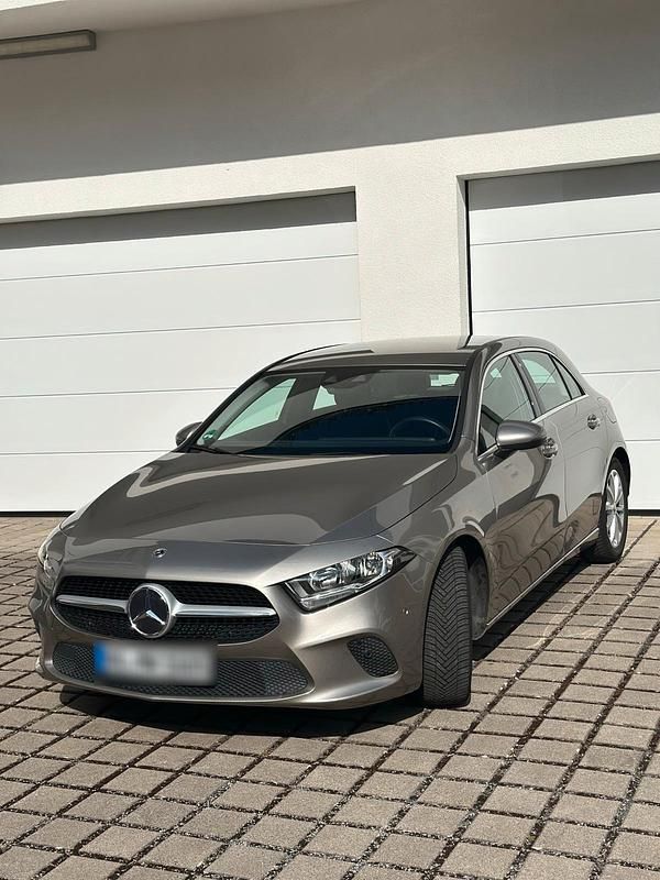 Silber Gebraucht 2020 Mercedes A180 Limousine | 21.500 € (Fairer Preis) - Bild 1/4