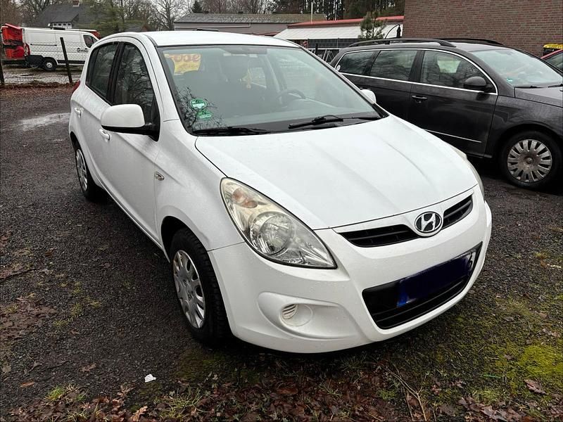 Gebraucht Hyundai i20 77 PS (56 kW) 2011 Weiß Kleinwagen