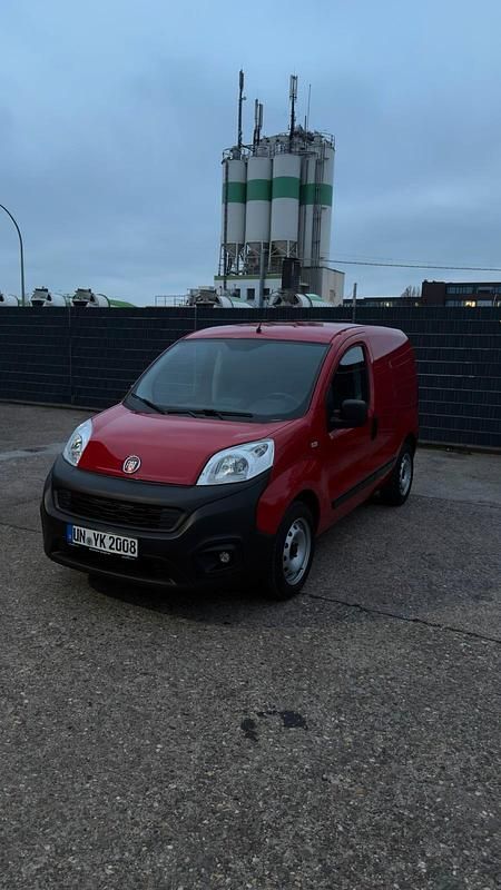 Rot Gebraucht 2021 Fiat Fiorino Van / Kleinbus | 13.799 € - Bild 1/4