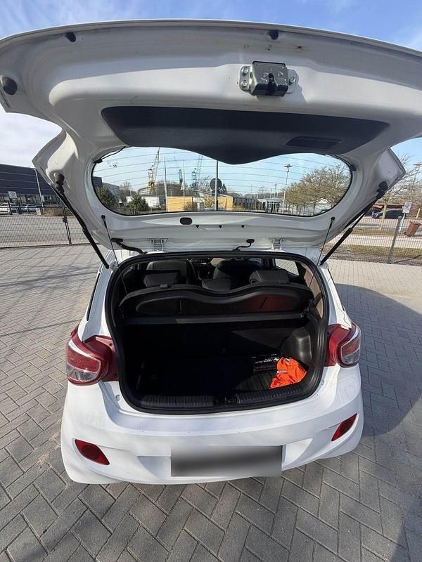 Gebraucht Hyundai i10 67 PS (49 kW) 2015 Weiß Kleinwagen