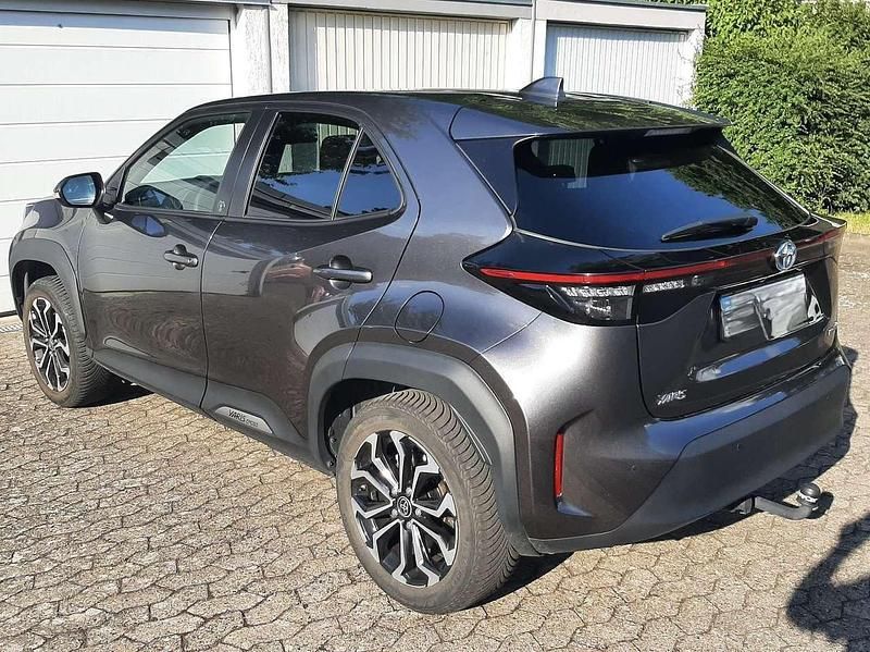 Grau Gebraucht 2023 Toyota Yaris Cross Team SUV | 22.999 € (Guter Preis) - Bild 1/4