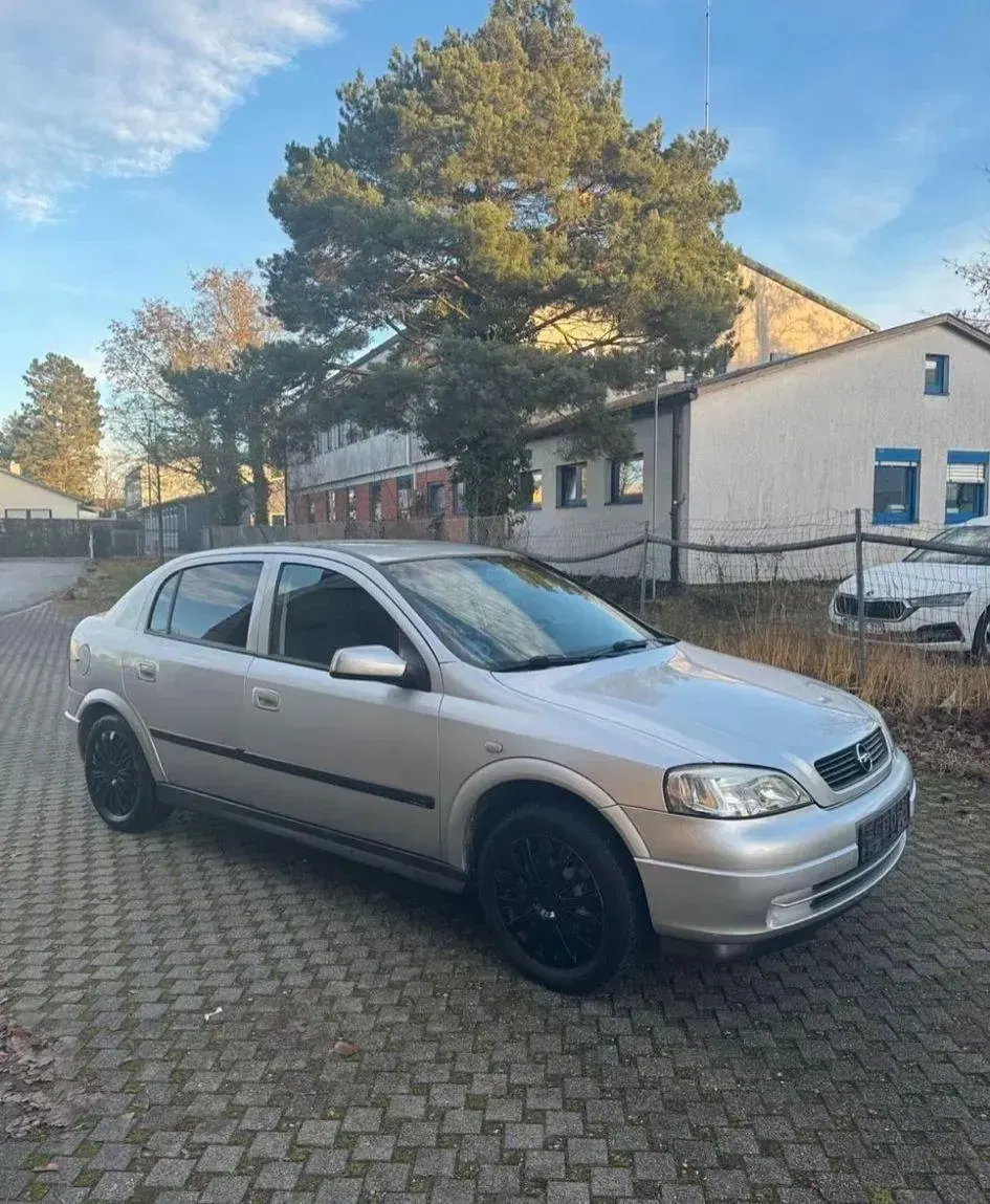 Używany Opel Astra 101 KM (74 kW) 2002 Szary Sedan/Limuzyna