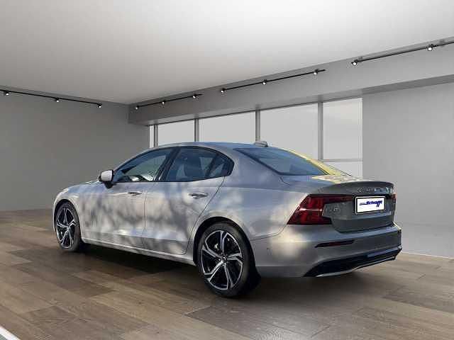Gebraucht Volvo S60 250 PS (183 kW) 2023 Silver dawn / (metallic) Limousine