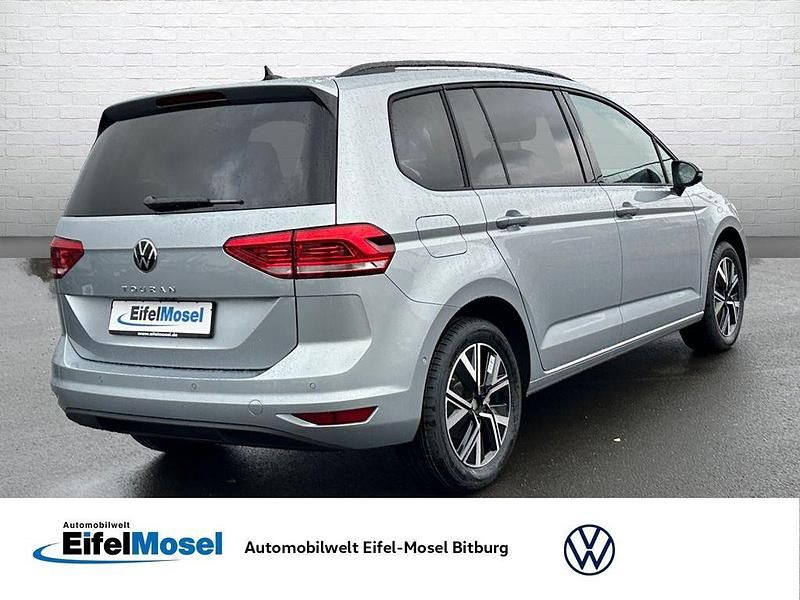 Gebraucht VW Touran Highline 150 PS (110 kW) 2026 Silber Van / Kleinbus