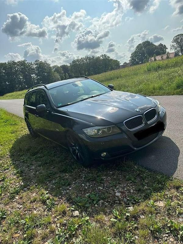 Schwarz Gebraucht 2009 BMW 320 Kombi | 5.499 € (Fairer Preis) - Bild 1/4