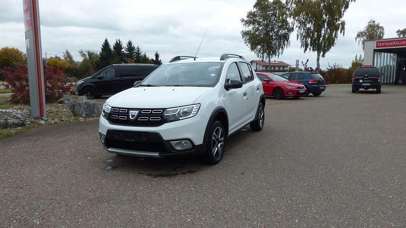 Weiß Gebraucht 2018 Dacia Sandero Celebration Kleinwagen | 9.870 € (Etwas zu teuer) - Bild 1/4