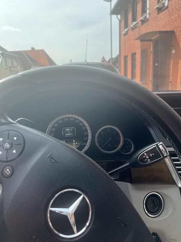 Schwarz Gebraucht 2011 Mercedes E220 Kombi | 5.000 € - Bild 1/4