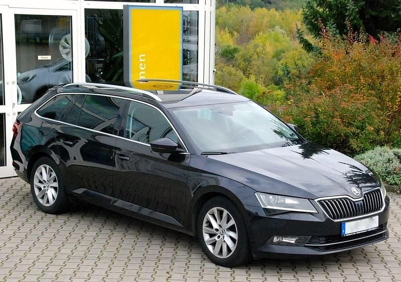 Schwarz Gebraucht 2016 Skoda Superb Style Kombi | 8.490 € - Bild 1/4