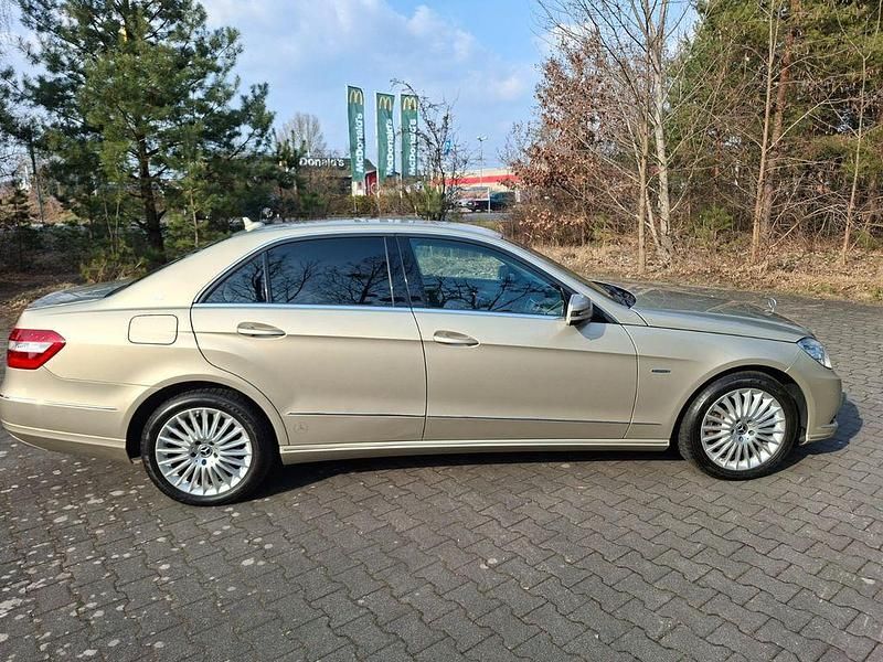 Gebraucht Mercedes E200 Elegance 184 PS (135 kW) 2011 Gold Limousine