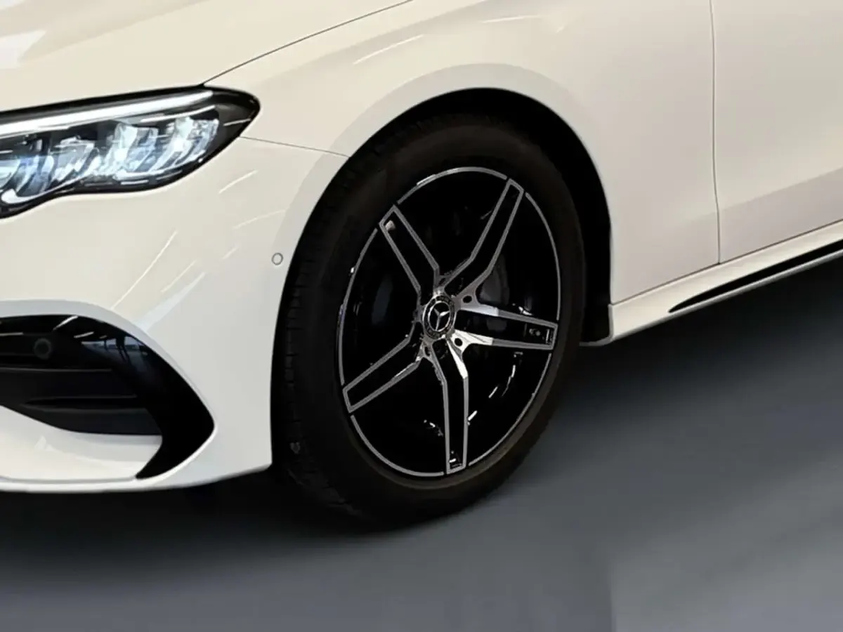 Usado Mercedes E220 AMG 197 CV (144 kW) 2025 Blanco Familiar