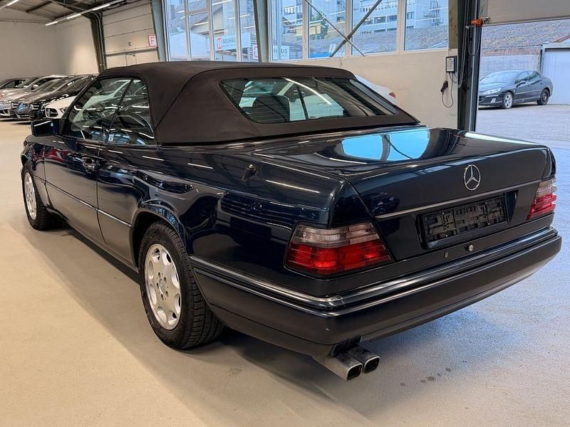 Gebraucht Mercedes E200 136 PS (100 kW) 1996 Schwarz Cabrio