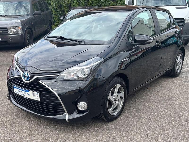 Schwarz Gebraucht 2016 Toyota Yaris Hybrid Limousine | 11.999 € (Fairer Preis) - Bild 1/4