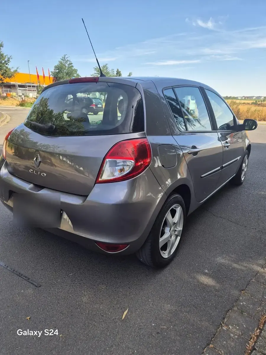 Gebraucht Renault Clio II 75 PS (55 kW) 2010 Andere farben Limousine