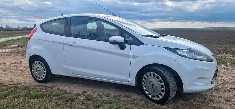 Gebraucht Ford Fiesta 60 PS (44 kW) 2011 Weiß Kleinwagen
