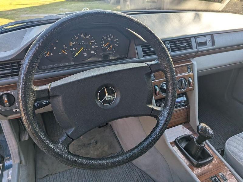 Gebraucht Mercedes 200 75 PS (55 kW) 1990 Blau Limousine