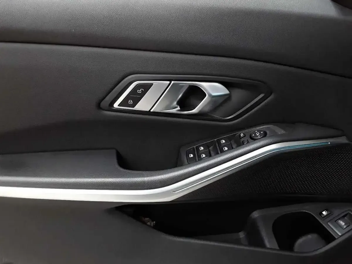 Gebraucht BMW 320e Shadowline 163 PS (119 kW) 2022 Saphirschwarz metallic Kombi
