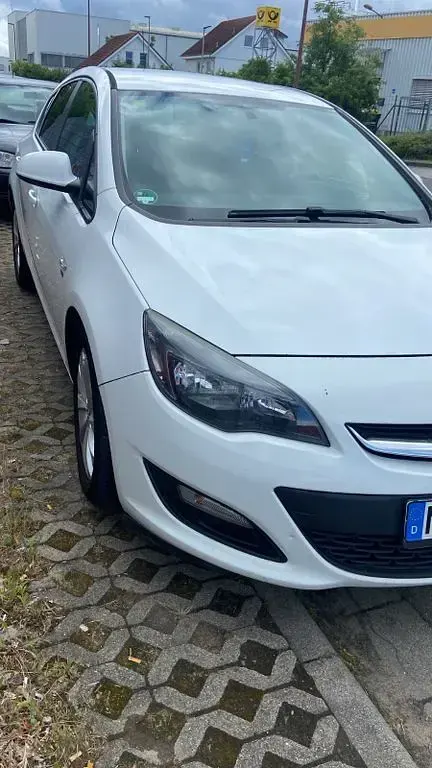 Gebraucht Opel Astra Edition 110 PS (80 kW) 2012 Weiß Limousine
