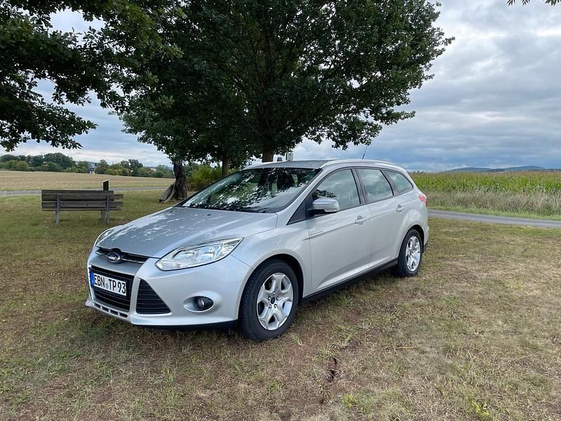 Silber Gebraucht 2014 Ford Focus Kombi | 4.499 € - Bild 1/4