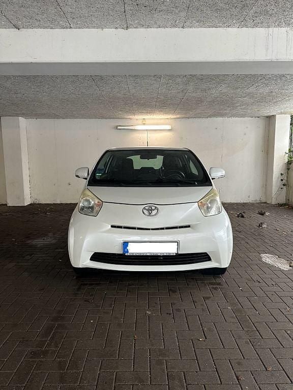Weiß Gebraucht 2010 Toyota iQ Kleinwagen | 5.999 € (Fairer Preis) - Bild 1/4