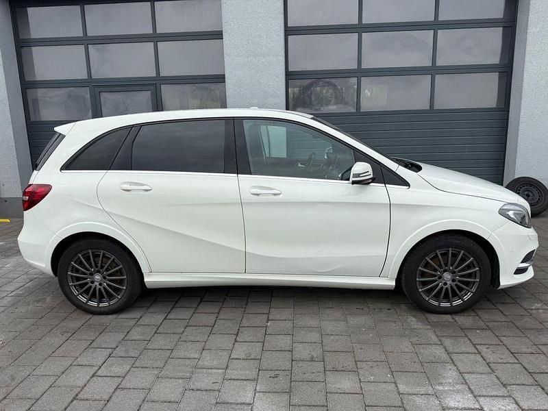 Weiß Gebraucht 2015 Mercedes B Electric Drive Van / Kleinbus | 6.900 € - Bild 1/4