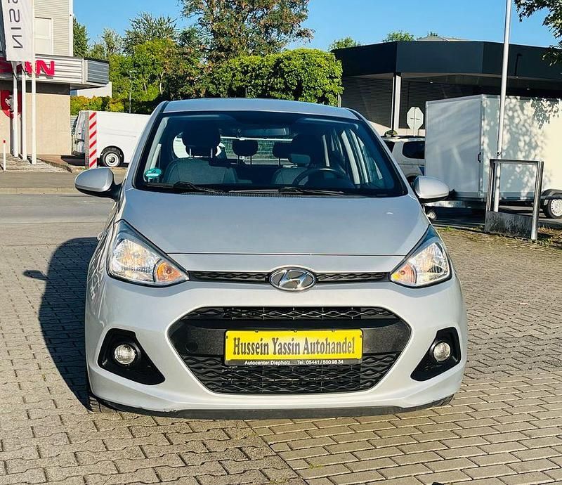 Silber Gebraucht 2015 Hyundai i10 Trend Kleinwagen | 5.999 € (Fairer Preis) - Bild 1/4