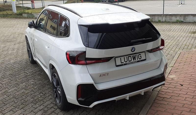 Gebraucht BMW iX1 M Sport 230 kW (313 PS) 2023 Mineralweiß SUV