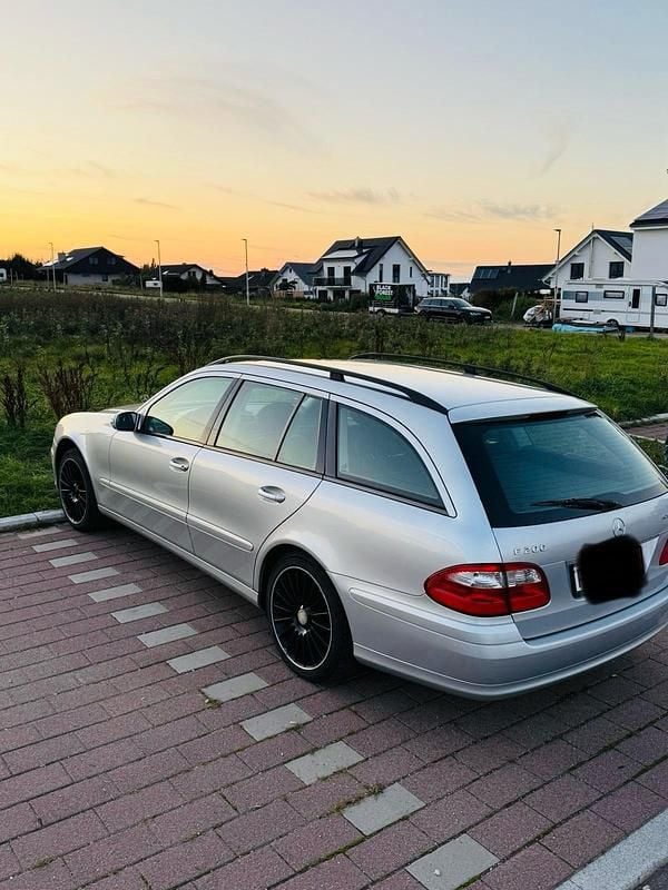 Silber Gebraucht 2005 Mercedes E200 Kombi | 2.400 € (Fairer Preis) - Bild 1/4