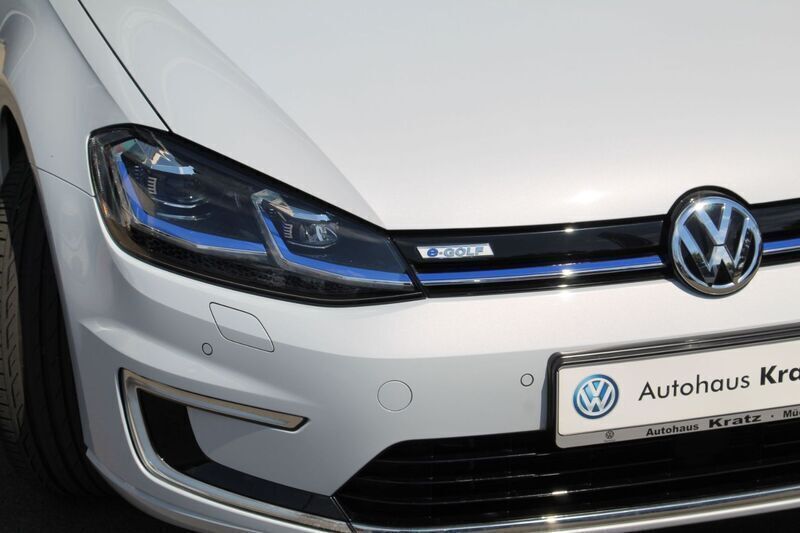 Gebraucht VW e-Golf 100 kW (136 PS) 2018 White silver metallic Kleinwagen