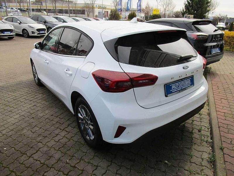 Gebraucht Ford Focus Titanium 125 PS (91 kW) 2022 Frost weiß Limousine