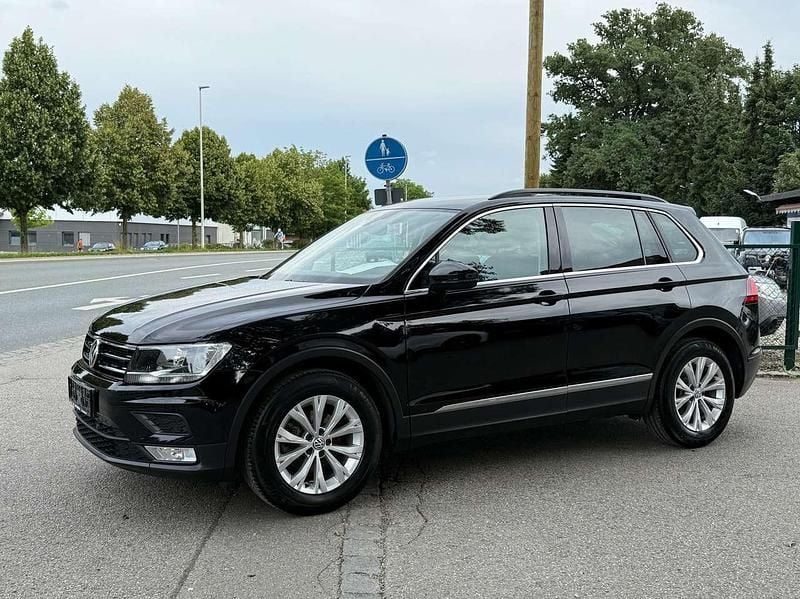 Deep black perleffekt Gebraucht 2017 VW Tiguan Comfortline SUV | 13.990 € (Fairer Preis) - Bild 1/4