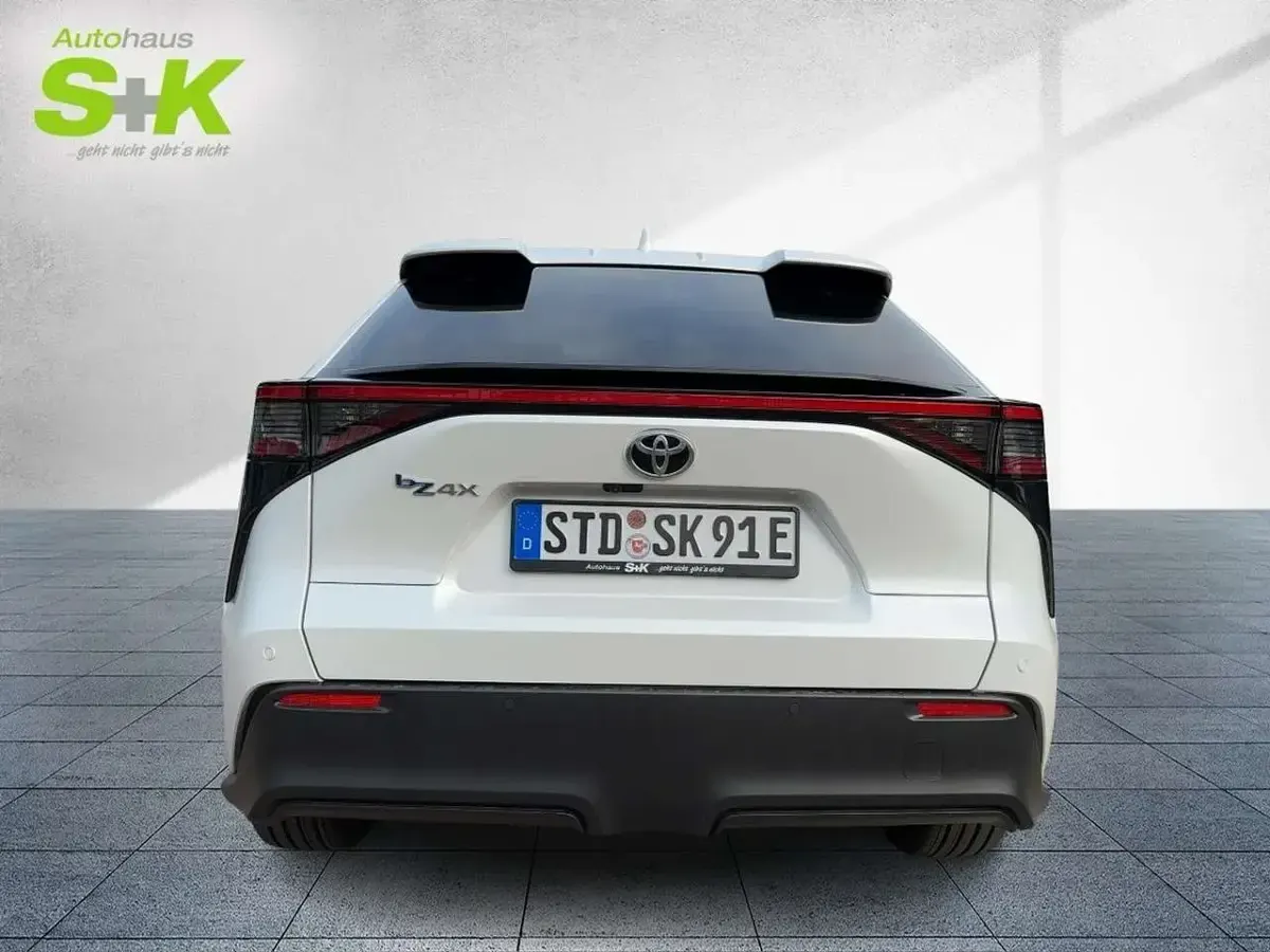 Gebraucht Toyota bZ4X 151 kW (206 PS) 2024 Platinumweiß perleffekt SUV