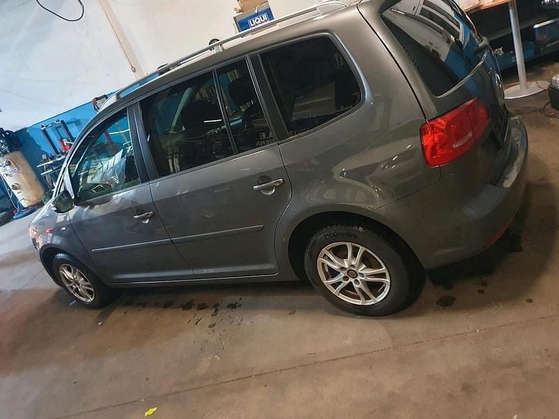 Gebraucht VW Touran Cup 105 PS (77 kW) 2014 Grau Van / Kleinbus