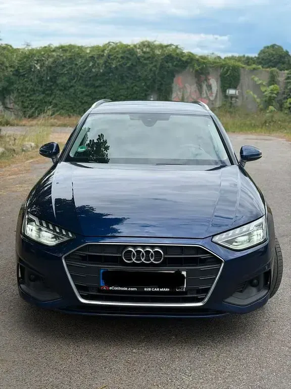 Gebraucht Audi A4 Basis 163 PS (119 kW) 2022 Blau Kombi