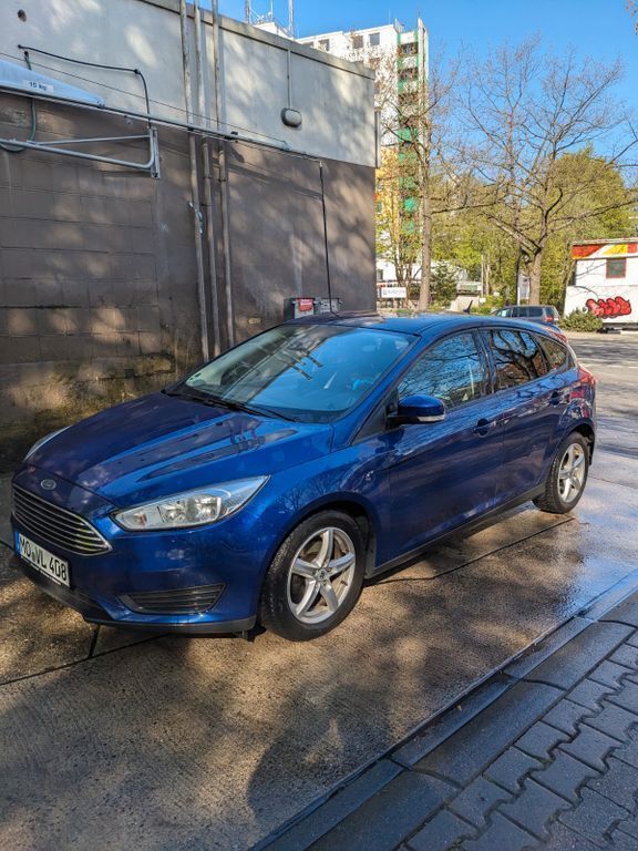 Blau Gebraucht 2015 Ford Focus Titanium Limousine | 4.999 € (Guter Preis) - Bild 1/4