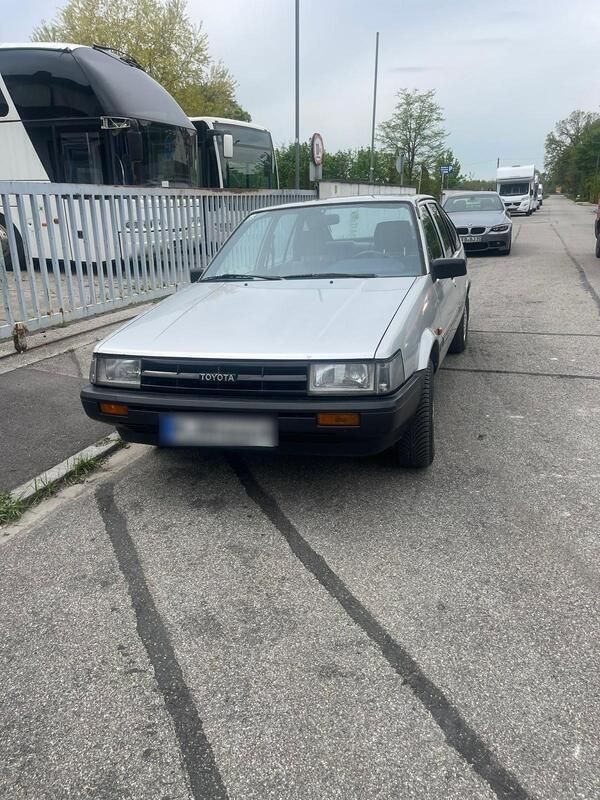 Grau Gebraucht 1985 Toyota Corolla Limousine | 3.500 € - Bild 1/4