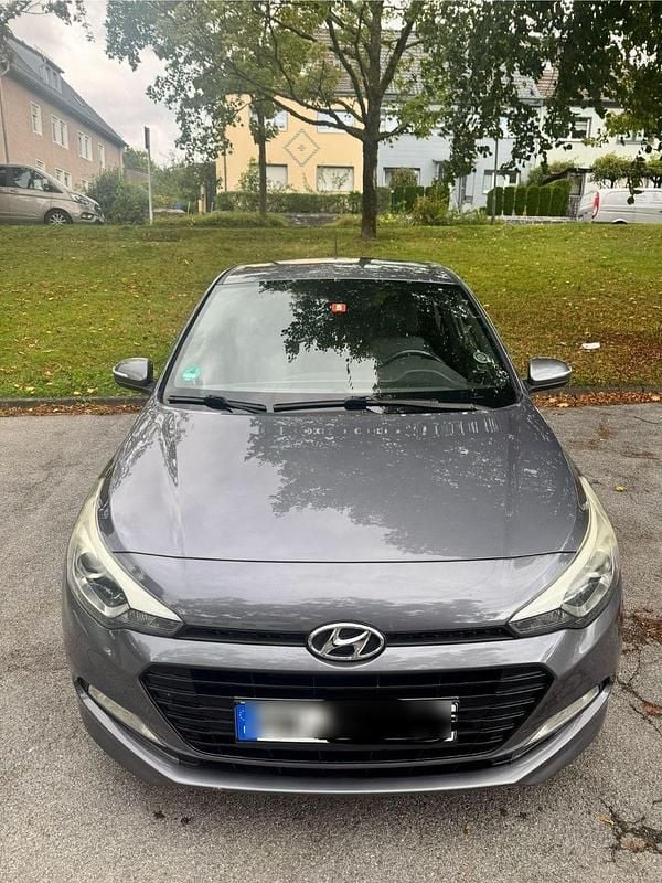 Grau Gebraucht 2017 Hyundai i20 Classic Kleinwagen | 7.500 € (Guter Preis) - Bild 1/4