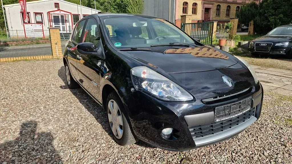 Używany Renault Clio II Expression 75 KM (55 kW) 2011 Czarny Sedan/Limuzyna