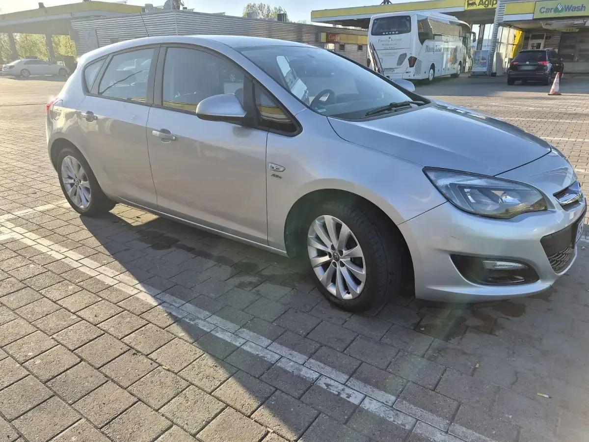 Gebraucht Opel Astra Edition 101 PS (74 kW) 2013 Silber Limousine