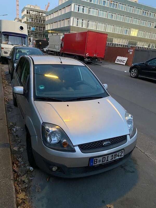 Silber Gebraucht 2007 Ford Fiesta Ambiente Kleinwagen | 1.600 € (Fairer Preis) - Bild 1/4