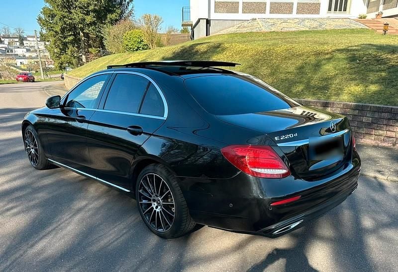 Gebraucht Mercedes E220 194 PS (142 kW) 2019 Schwarz Limousine