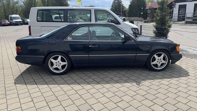 Gebraucht Mercedes E300 179 PS (131 kW) 1987 Blau Coupé