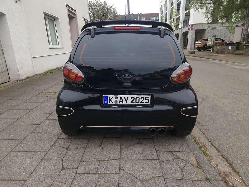 Second-hand Toyota Aygo Cool 68 CP (50 kW) 2010 Negru Hatchback